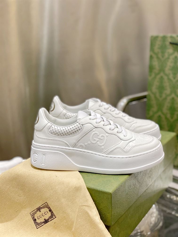 Gvc*1 MEN S GG EMBOSSED SNEAKER WHITE LEATHER   GCC005