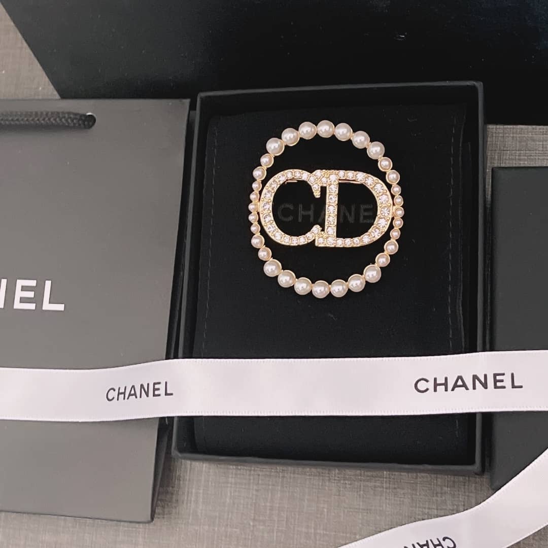 Best Chr1st1an D10r Classic Brooch