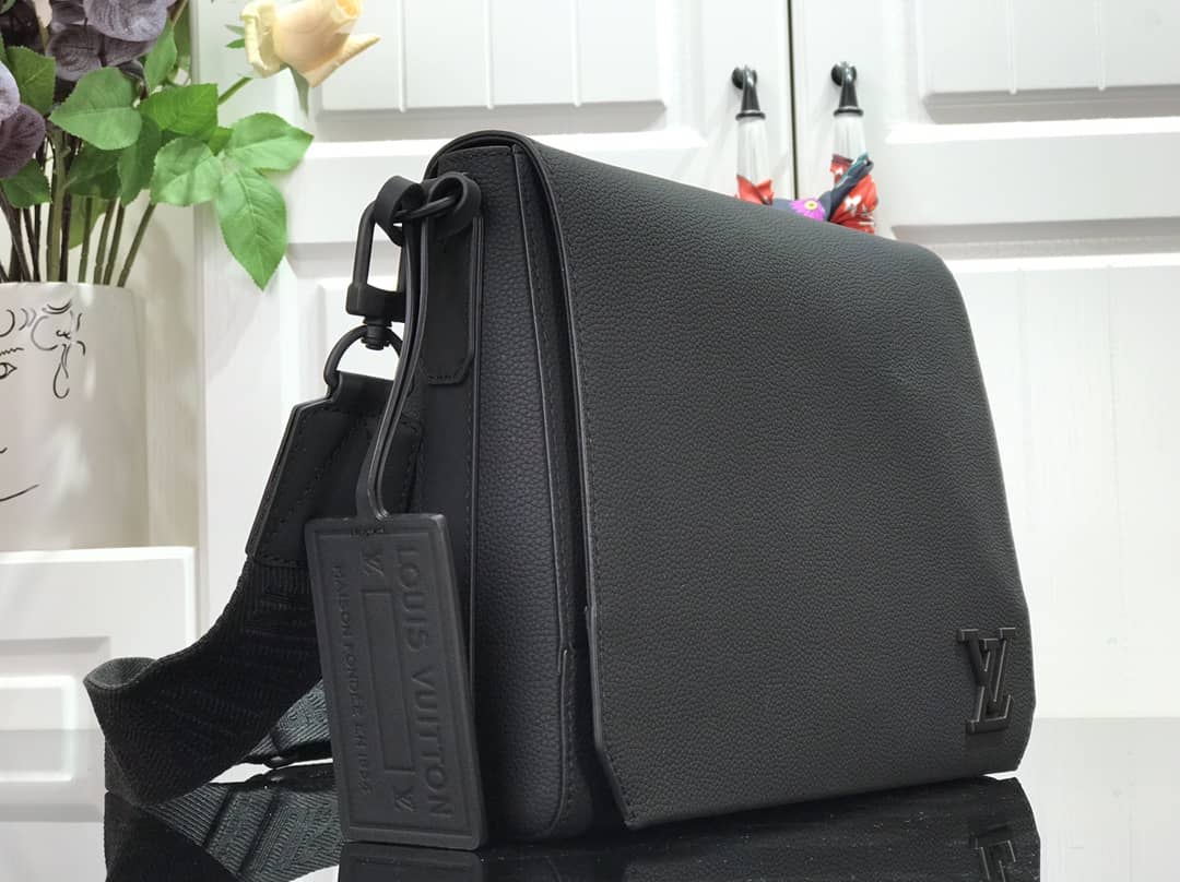 L0vis Vvtt0n Leather Replica Messenger Crossbody Bag M57080