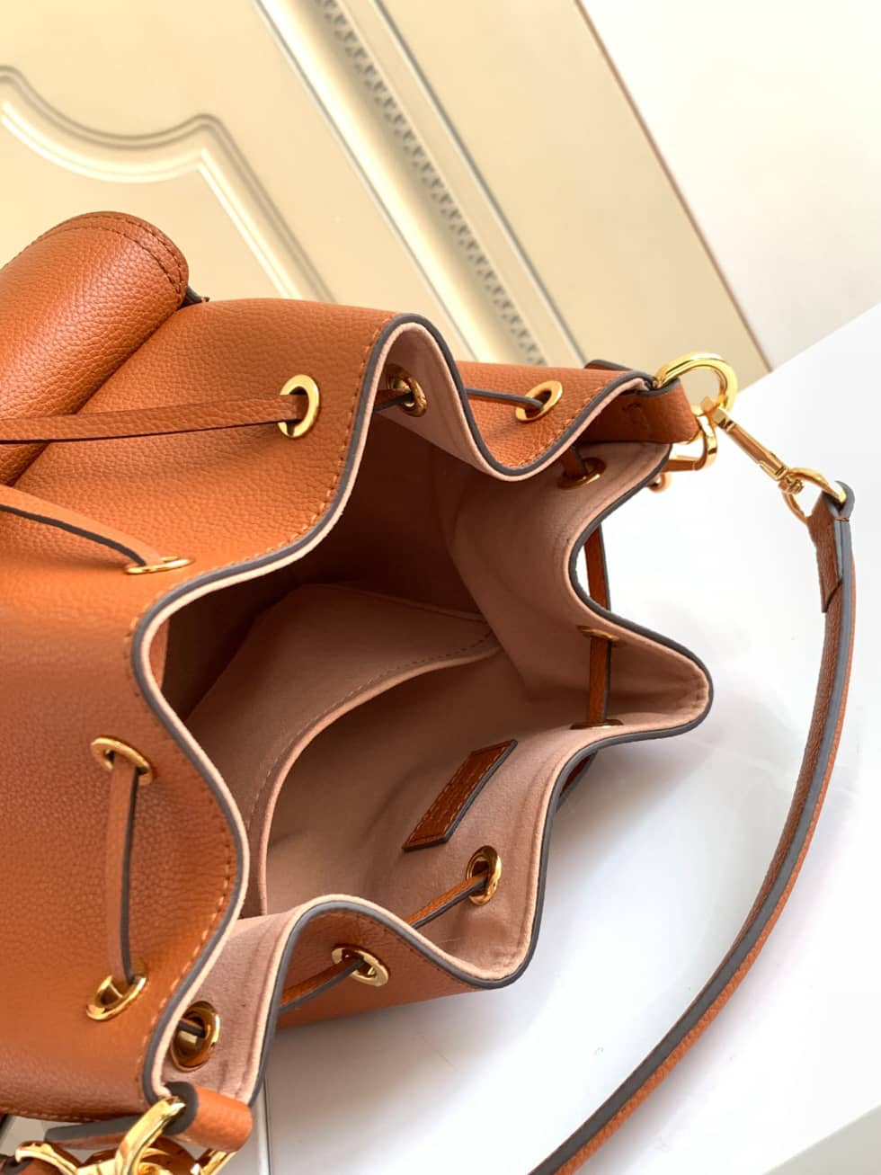 L0vis Vvtt0n Lockme Grained Calf Leather Brown M57689 Replica Bucket Bag