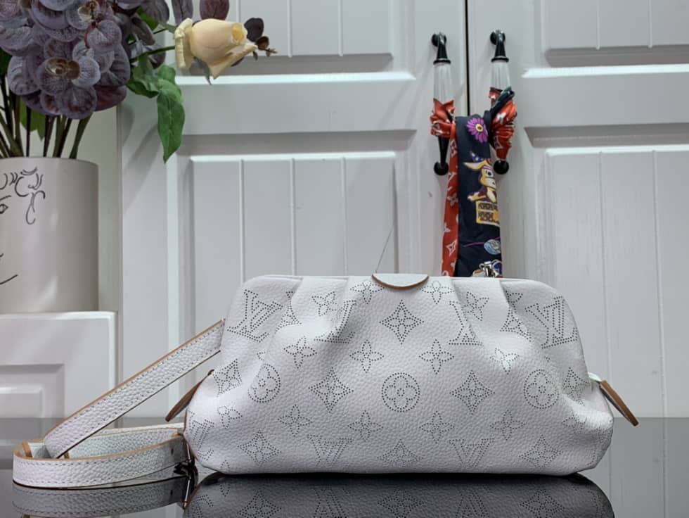 L0vis Vvtt0n Monogram Mahina Scala Mini M80092 Replica Crossbody Bag
