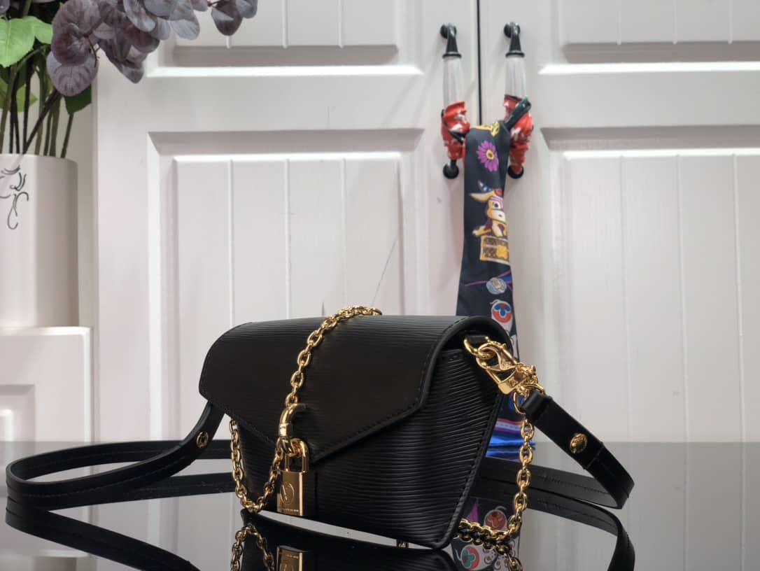 L0vis Vvtt0n Epi Leather Padlock On Strap Replica Bag Black M80819