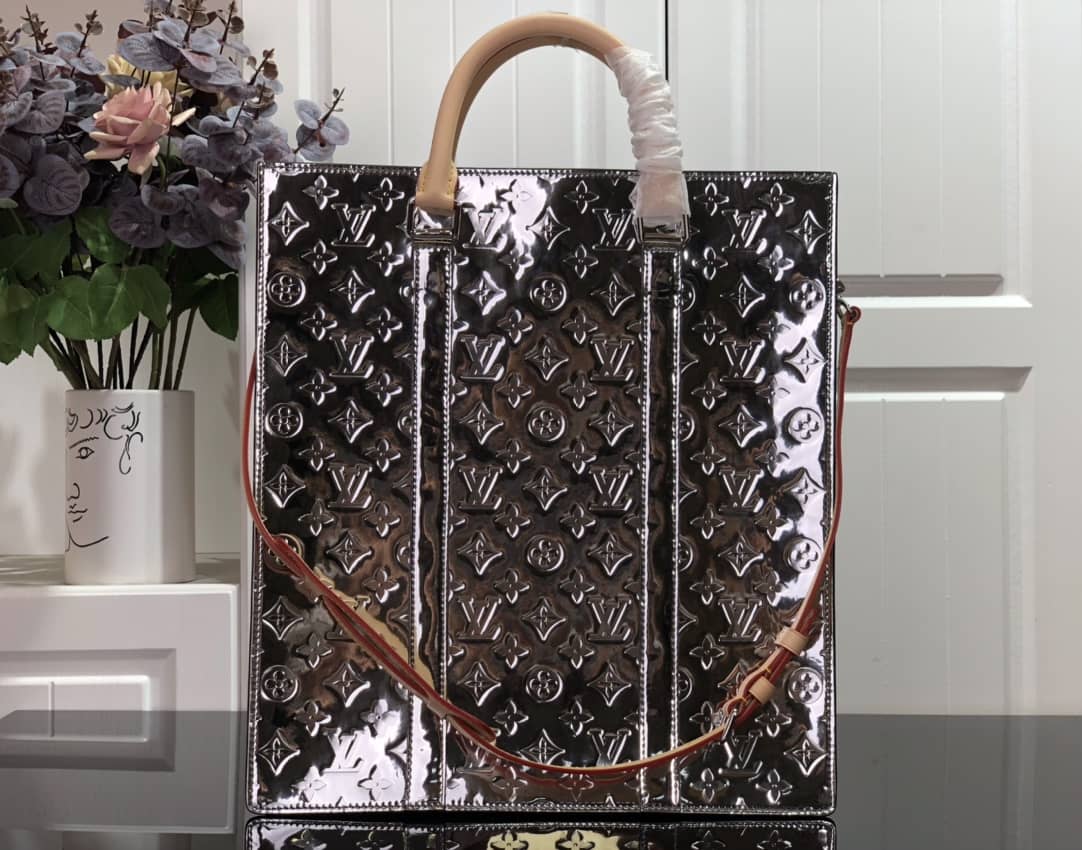 L0vis Vvtt0n Sac Plat Monogram Mirror Coated Shoulder Bag Replica Silver M45884