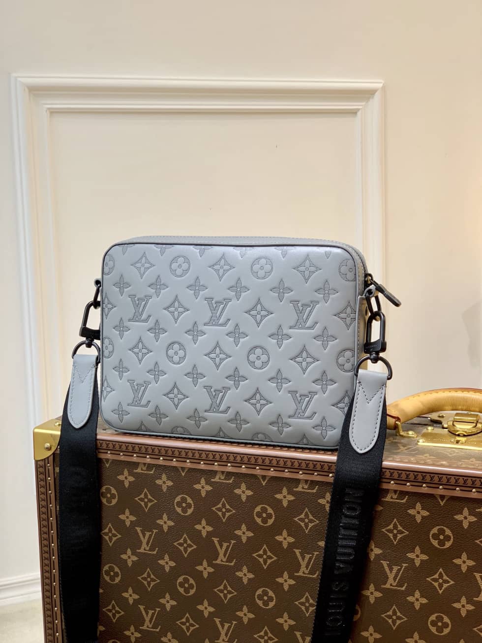 L0vis Vvtt0n Alpha Monogram Satellite Silver M44169 Replica Messenger Bag