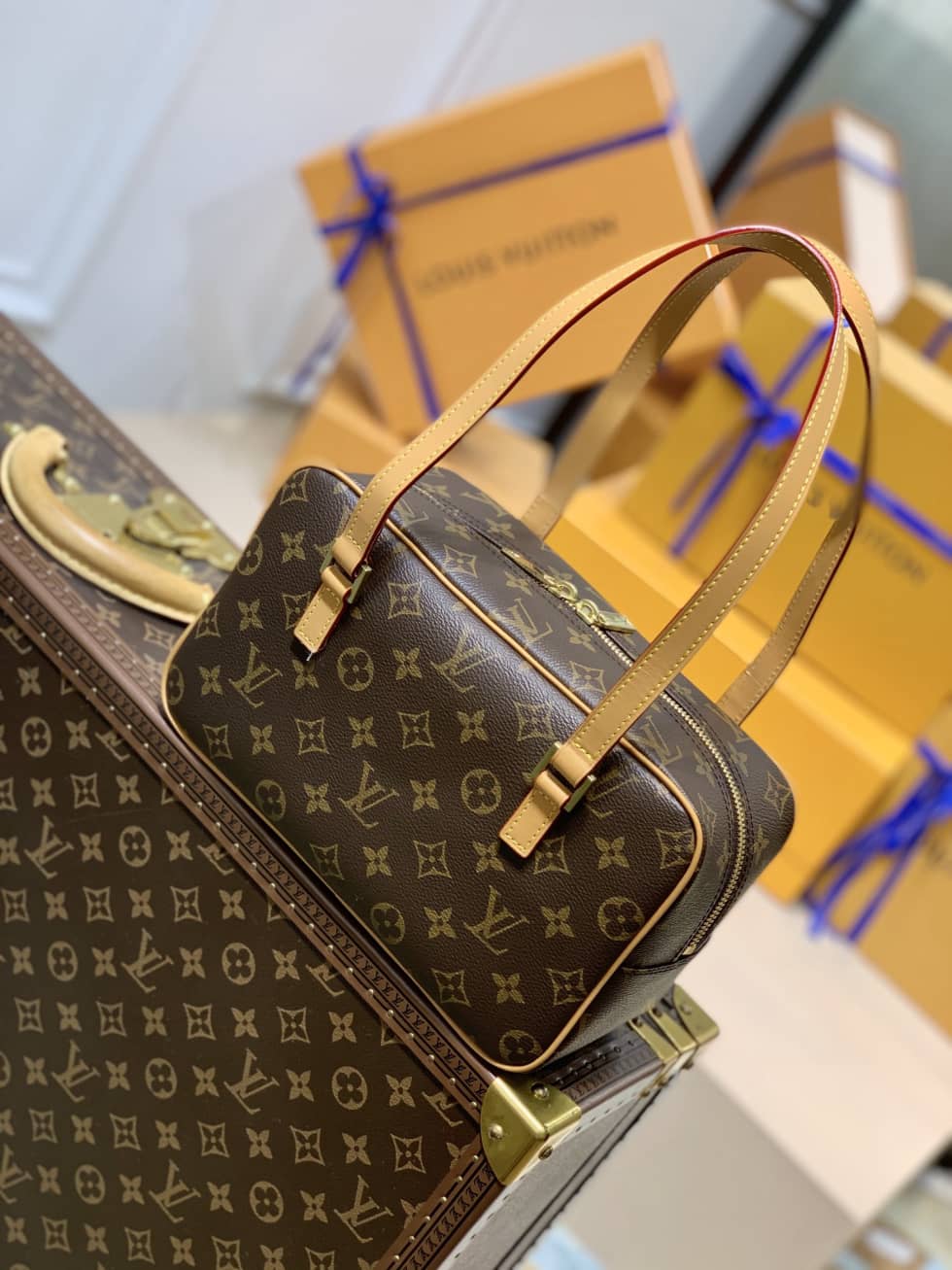 L0vis Vvtt0n Monogram Cite MM M51182 Replica Shoulder Bag