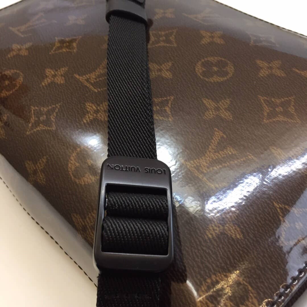 L0vis Vvtt0n PM Monogram Glaze Messenger Bag Replica M43895