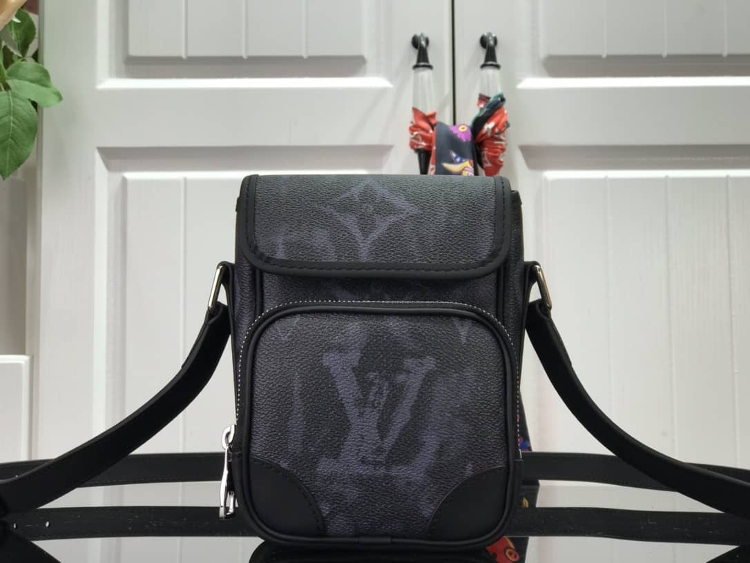 L0vis Vvtt0n Monogram Pastel Noir Canvas Replica Messenger Bag M45650