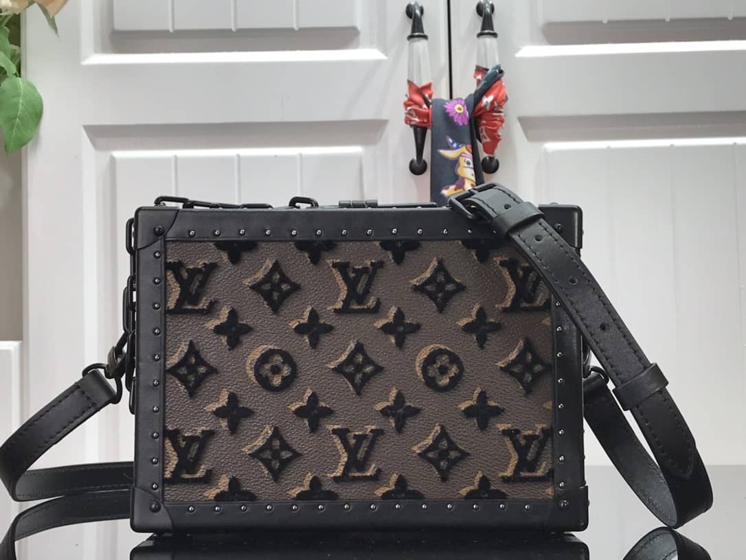 L0vis Vvtt0n Monogram Replica Clutch Box M20233