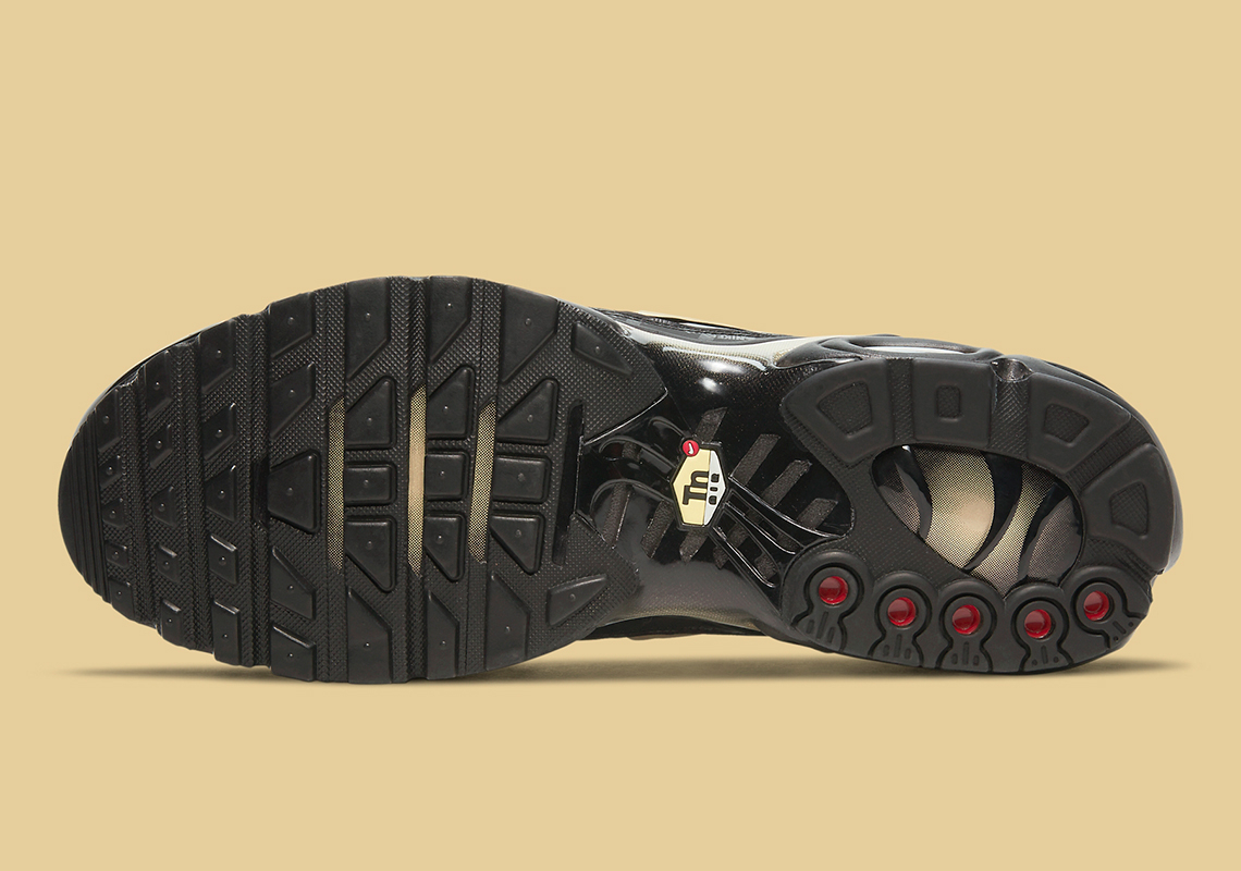 Air Max Plus  Black Metallic Gold  DC4118-001