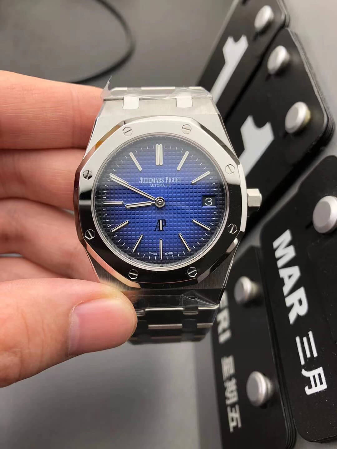 Replica Audemars P1g*et Royal Oak 15202IP.OO.1240IP.01 1:1 Best Edition ZF Factory Smoked Blue Dial