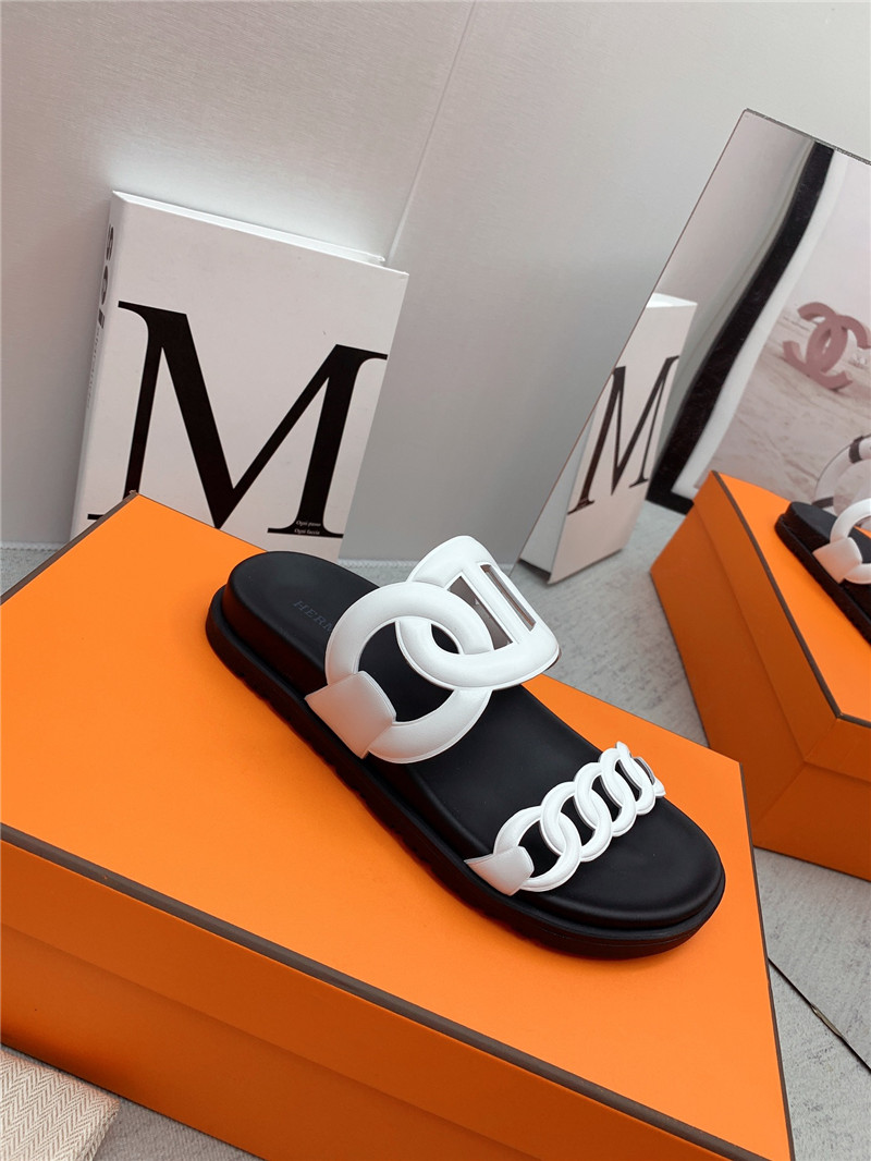 H**me5 flat sandals