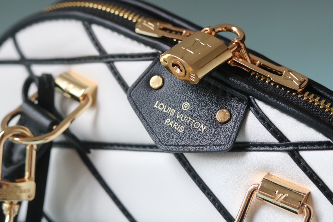 L0vis Vvtt0n black and white D1am0nd full leather shell bag series Alma BB shell handbag